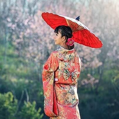 Japanerin in Kimono und Sonnenschirm